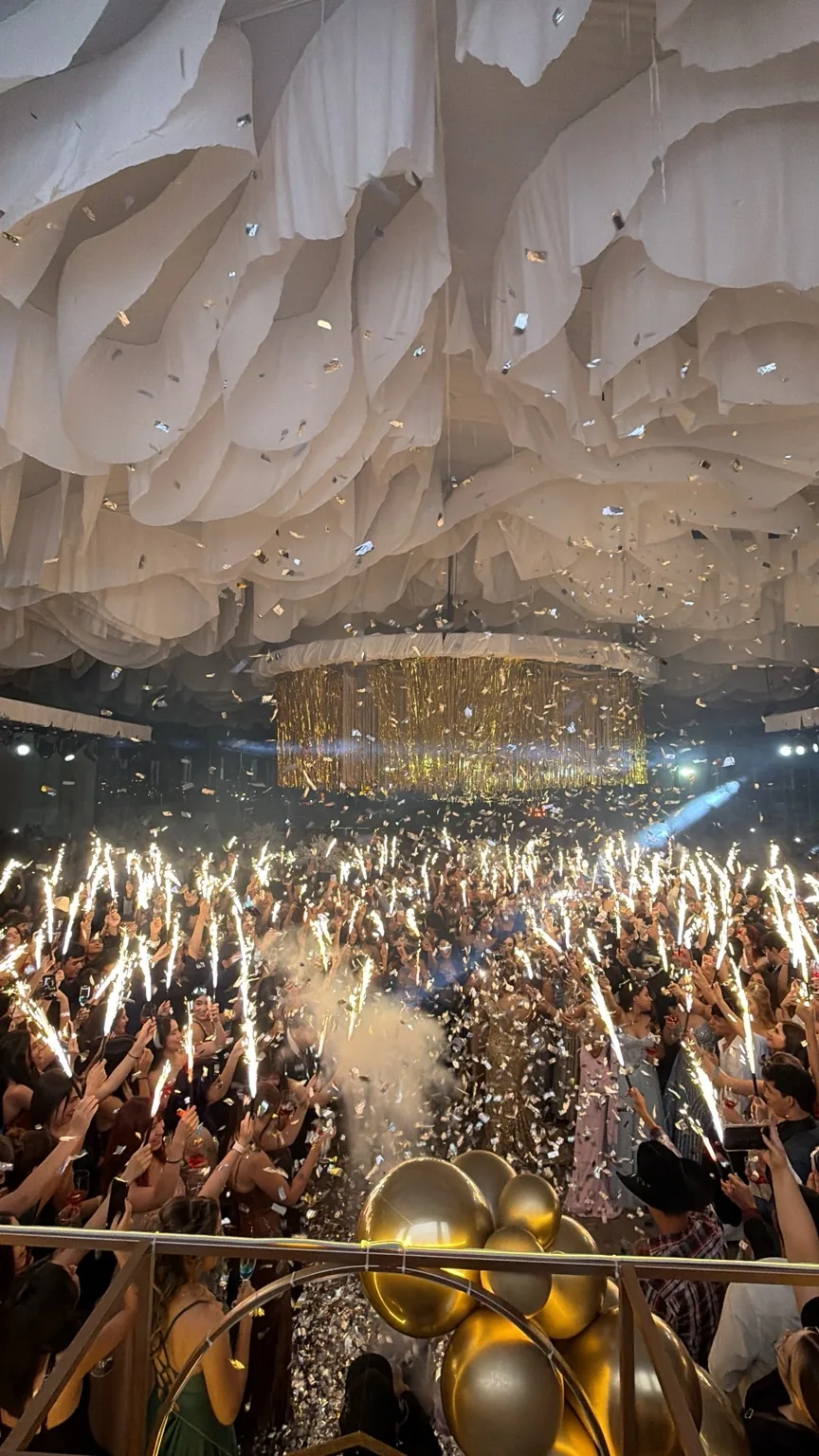 Público celebrando con producción de efectos
